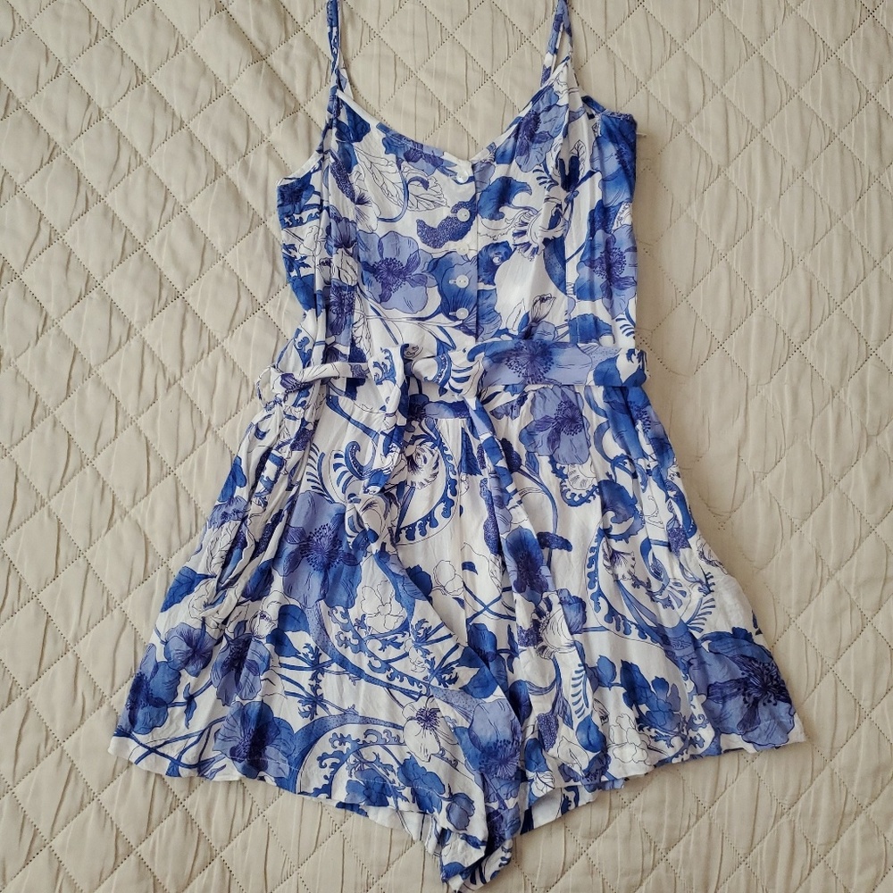 H&M blue floral romper with pockets